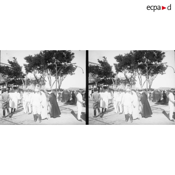 687. Les autorités sur le quai de la gare après le départ du train. [légende d'origine]