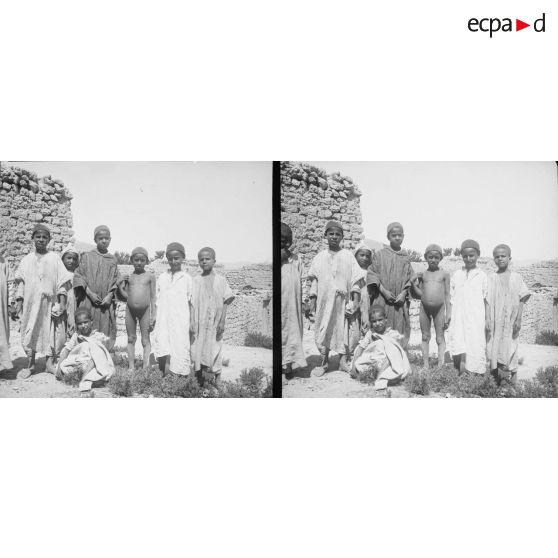 694. Groupe de petits arabes. [légende d'origine]