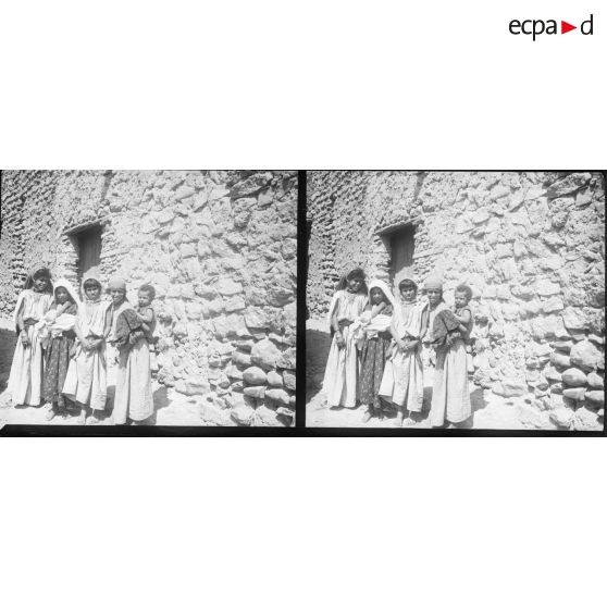 695. Groupe de petits arabes. [légende d'origine]