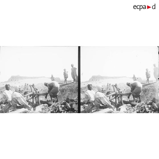 740. Marocains creusant une fogarra, déversement de la terre. [légende d'origine]