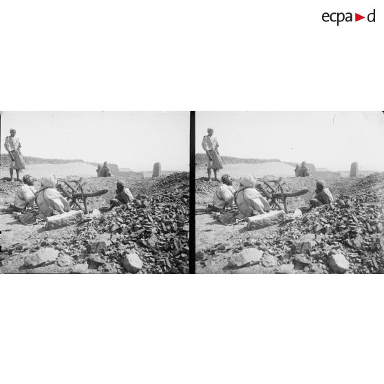 741. Marocains creusant une fogarra, déversement de la terre. [légende d'origine]