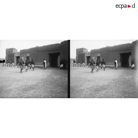 743. Relève de la garde de la prison. Après la relève, les soldats vont chez eux. [légende d'origine]