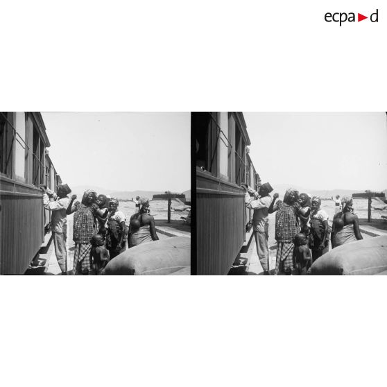 744. Sénégalais venant accompagner leurs camarades rapatriés. [légende d'origine]