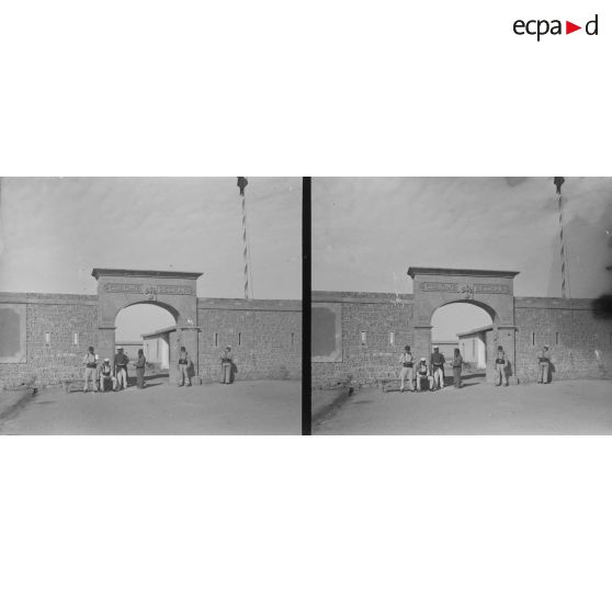 37. Porte d'entrée de la redoute. [légende d'origine]