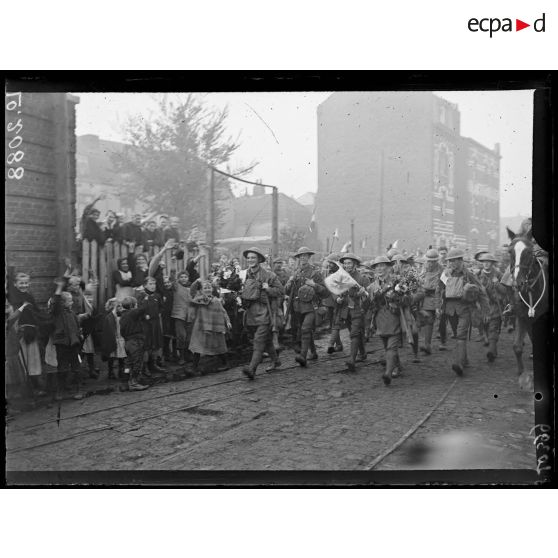 Lille, arrivée des troupes anglaises dans les faubourgs de Lille. [légende d'origine]