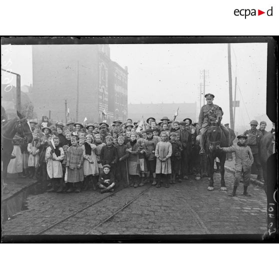 Lille, arrivée des troupes anglaises dans les faubourgs de Lille. [légende d'origine]