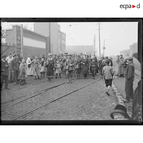 Lille, arrivée des troupes anglaises dans les faubourgs de Lille. [légende d'origine]
