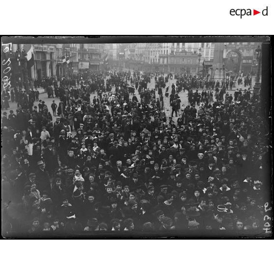 Lille, la foule sur la grande place. [légende d'origine]