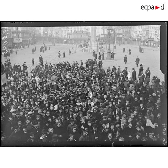 Lille, la foule sur la grande place. [légende d'origine]