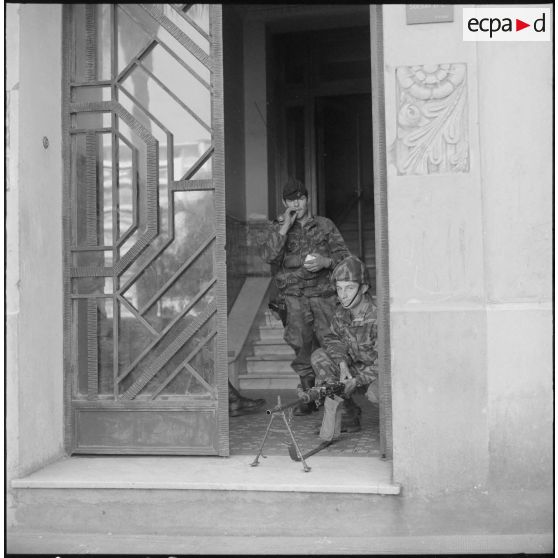 Alger. Fusillade au Plateau des Glières et rue d'Isly. Des soldats à leur poste de tir.