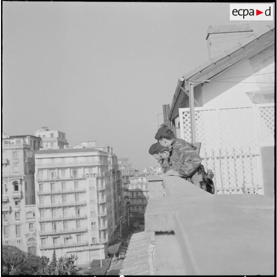 Alger. Fusillade au Plateau des Glières et rue d'Isly. Des soldats à leur poste sur une terrasse.