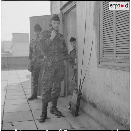 Alger. Fusillade au Plateau des Glières et rue d'Isly. Un soldat utilise la radio mobile.