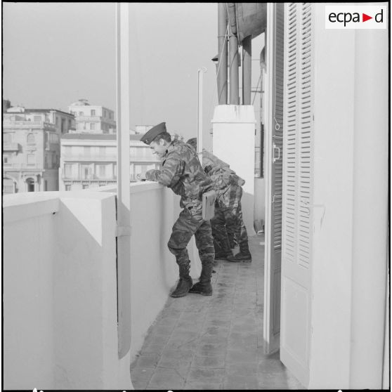 Alger. Fusillade au Plateau des Glières et rue d'Isly. Des soldats à leur poste sur une terrasse.