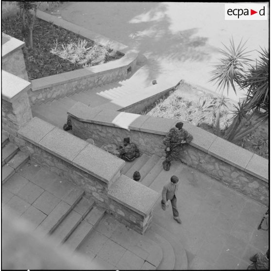 Alger. Fusillade au Plateau des Glières et rue d'Isly. Des soldats à leur poste.