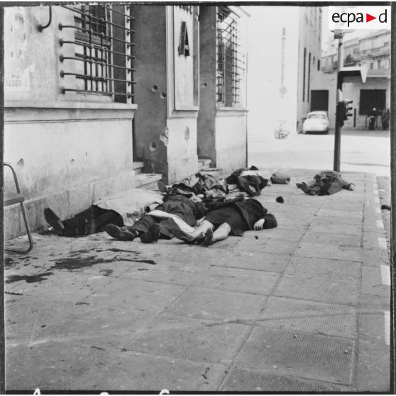 Alger. Fusillade au Plateau des Glières et rue d'Isly. Des civils tués étendus dans une rue.