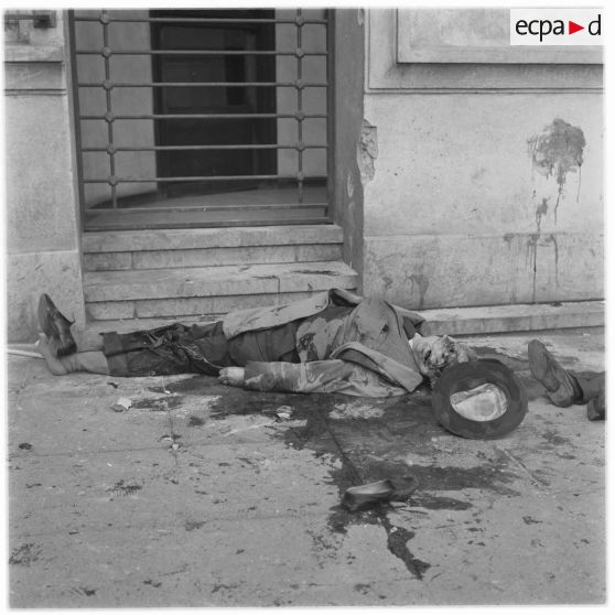 Alger. Fusillade au Plateau des Glières et rue d'Isly. Un civil tué étendu dans une rue.