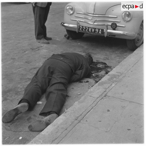 Alger. Fusillade au Plateau des Glières et rue d'Isly. Un civil tué étendu dans une rue.