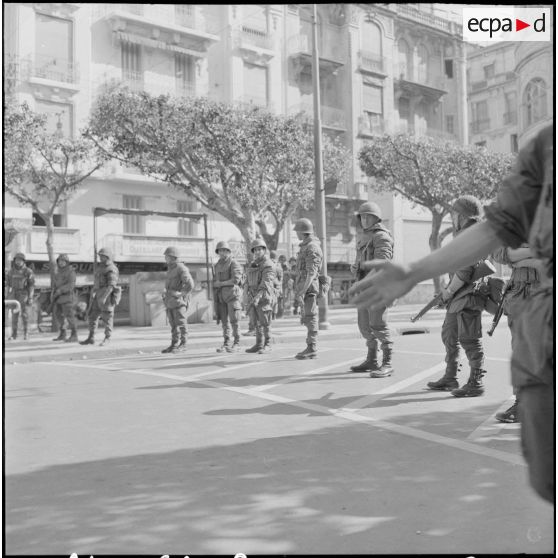 Alger. Fusillade au Plateau des Glières et rue d'Isly. Des soldats à leur poste.