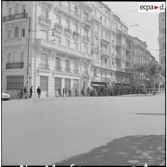 Alger. Fusillade au Plateau des Glières et rue d'Isly. Des soldats à leur poste contrôlant des civils.