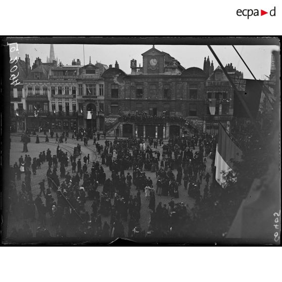 Lille, la foule sur la grande place. [légende d'origine]