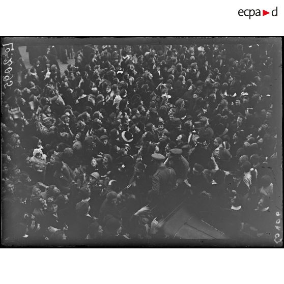 Lille, la foule sur la grande place. [légende d'origine]