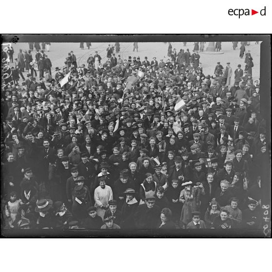 Lille, la foule sur la grande place. [légende d'origine]