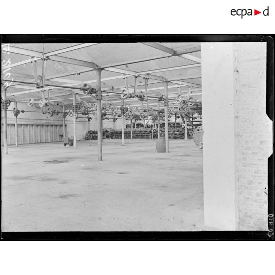 Lille, société anonyme d'Esquernes, métiers abimés et dont tout le cuivre a été enlevé. [légende d'origine]