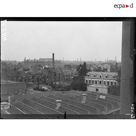 Lille, vue prise d'ensemble prise de la porte de Canteleux. [légende d'origine]