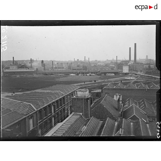 Lille, vue prise d'ensemble prise de la porte de Canteleux. [légende d'origine]