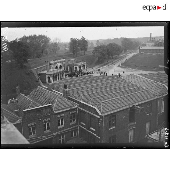 Lille, vue prise d'ensemble prise de la porte de Canteleux. [légende d'origine]