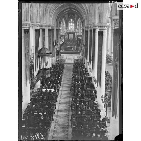Lille, église Saint-Maurice. La première messe après la libération de la ville. [légende d'origine]