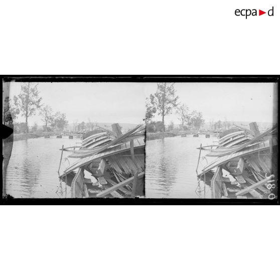 Bras. Meuse. Péniche coulée sur le canal. [légende d'origine]