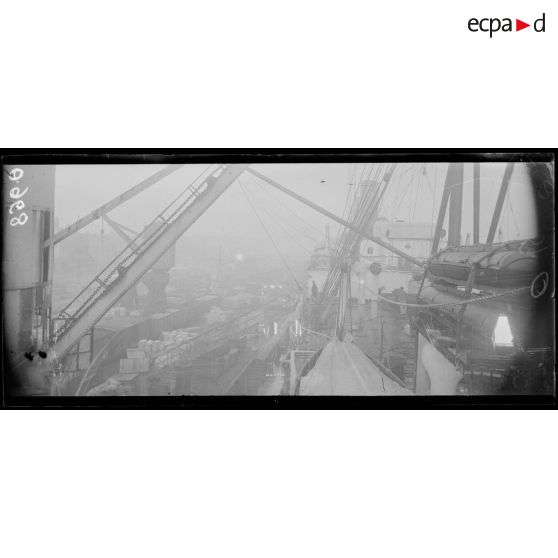 Bordeaux. Marchandises en chargement sur le transatlantique Espagne. [légende d'origine]