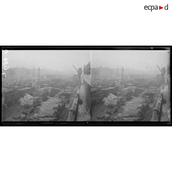 Bordeaux. Marchandises en chargement sur le transatlantique Espagne. [légende d'origine]