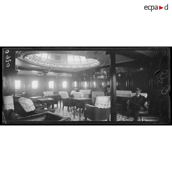 Bordeaux. Fumoir et salon de conversation d'un transatlantique. [légende d'origine]
