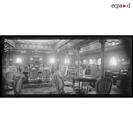 Bordeaux. Grand salon d'un transatlantique. [légende d'origine]