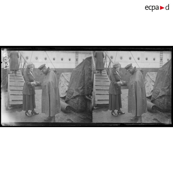 Bordeaux. Vérification des passeports à l'embarquement. [légende d'origine]