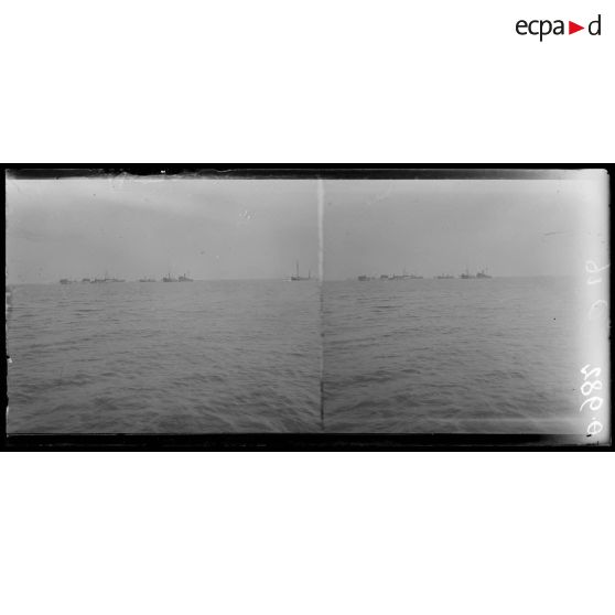 Le Verdon. Près Bordeaux. Bâteaux attendant l'entrée du port. [légende d'origine]