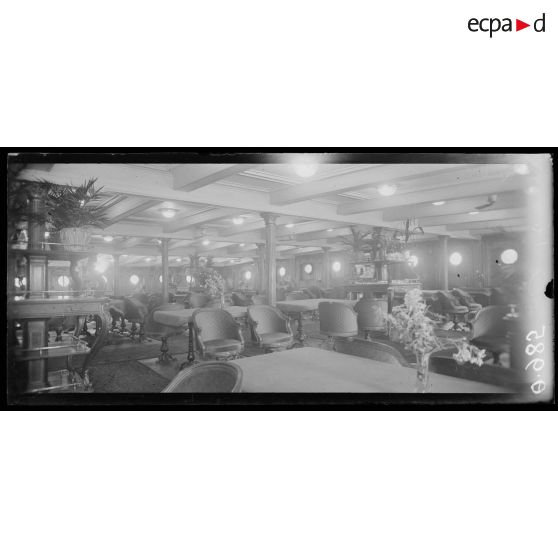 Bordeaux. La salle à manger d'un transatlantique. [légende d'origine]