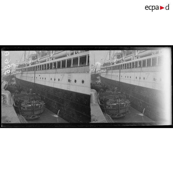 Bordeaux. Chargement de charbon d'un transatlantique. [légende d'origine]