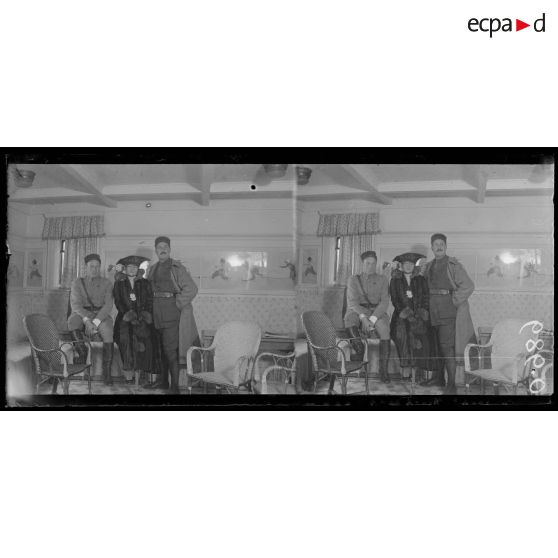 Bordeaux. Vérification des passeports à l'embarquement. [légende d'origine]