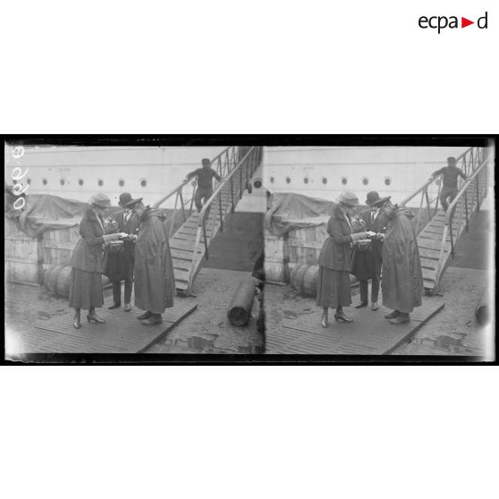 Bordeaux. Vérification des passeports à l'embarquement. [légende d'origine]