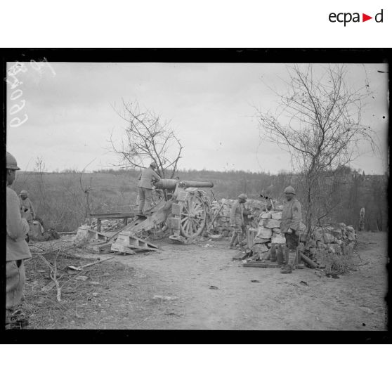 [Des soldats préparent des tirs au canon.]
