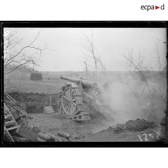 [Un canon en action.]
