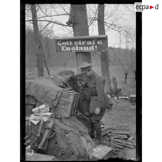Dans l'Aisne, poste de commandement anglais. Pancarte allemande sur un arbre. [légende d'origine]