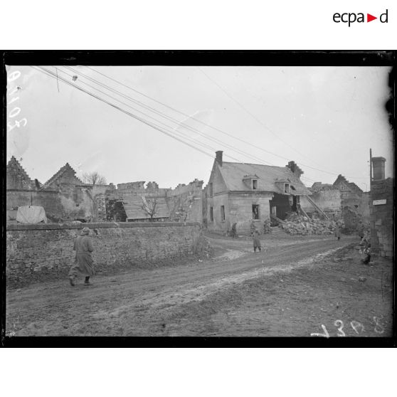 Dans l'Aisne, un village. [légende d'origine]
