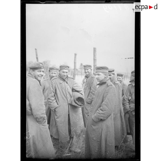 Dans l'Aisne, prisonniers allemands. [légende d'origine]