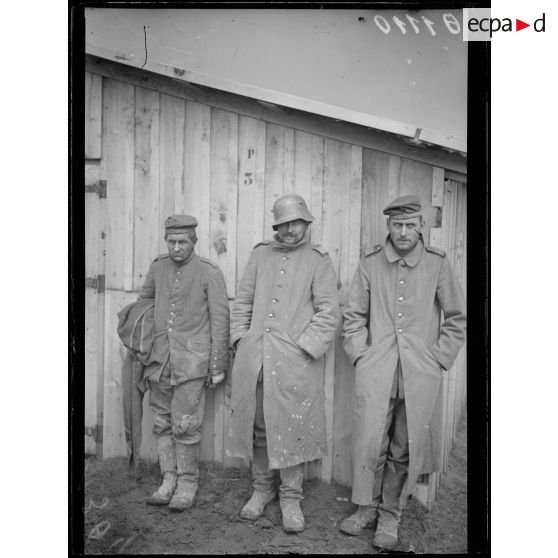 Dans l'Aisne, prisonniers allemands. [légende d'origine]