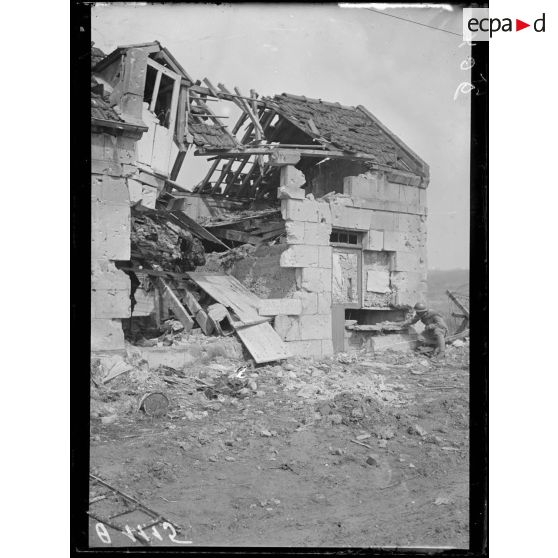 [Dans l'Aisne, une maison en ruines.]