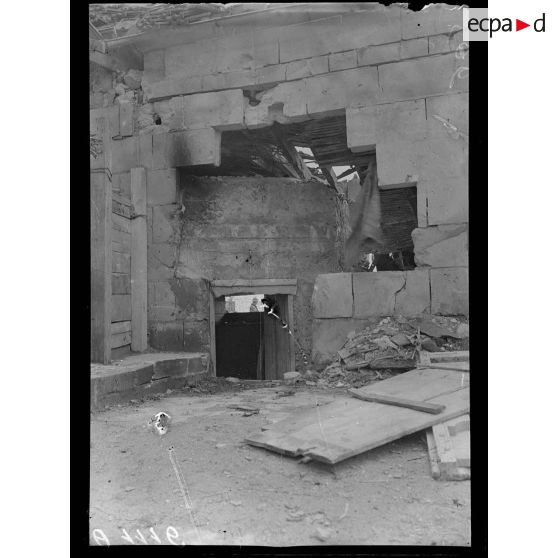 [Vue intérieure d'une maison en ruines.]